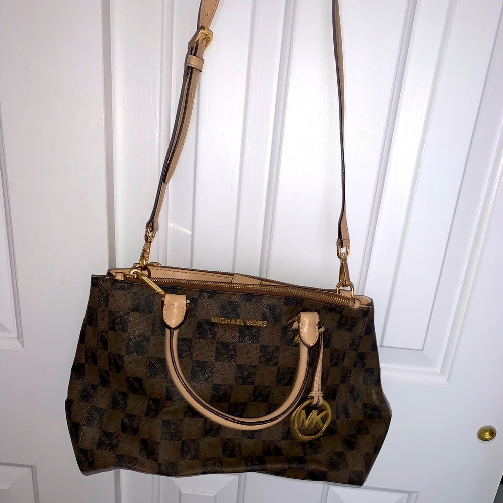BARLEY USED MICHAEL KORS BAG.